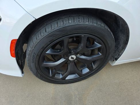 Used 2019 Dodge Charger SXT image 12