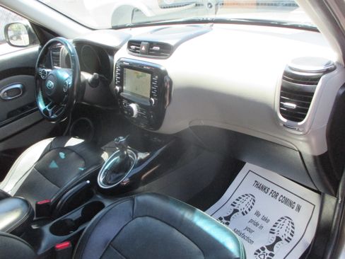 Used 2016 Kia Soul + FWD image 5