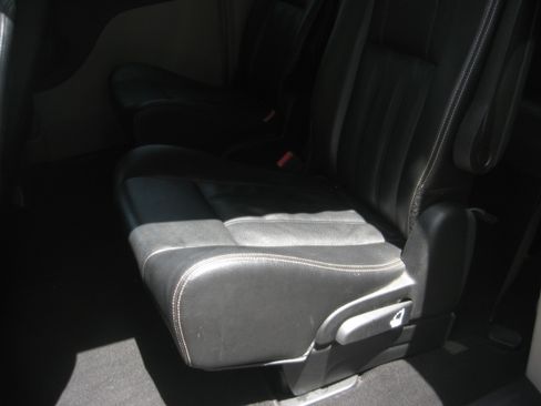 Used 2014 Chrysler Town & Country Touring FWD image 7