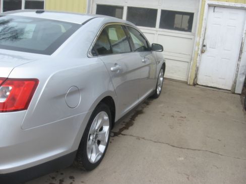 Used 2010 Ford Taurus SEL image 4