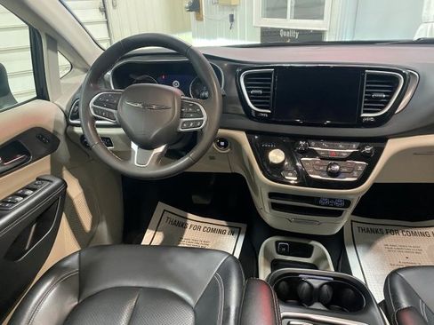 Used 2023 Chrysler Pacifica Touring-L FWD image 21