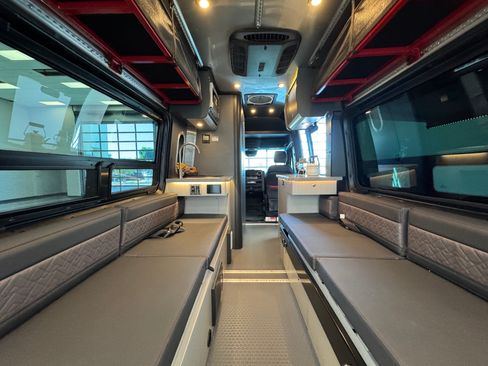 Used 2025 Mercedes-Benz Sprinter 2500 image 9