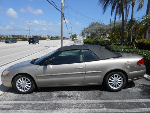 Used 2003 Chrysler Sebring LXi image 2