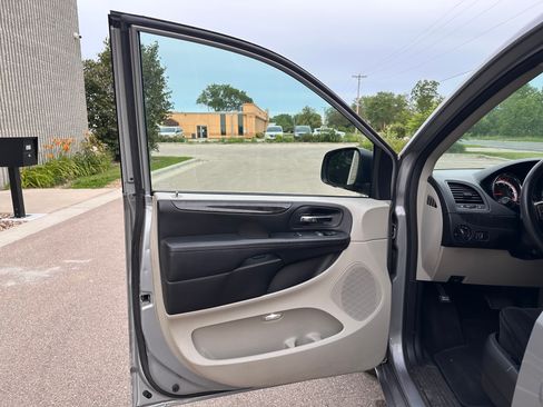 Used 2013 Dodge Grand Caravan SE Minivan 4D FWD image 9
