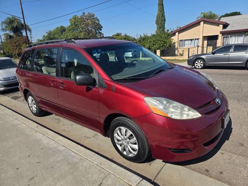 Used 2010 Toyota Sienna image 4