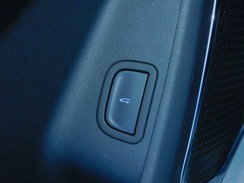 Used 2025 GMC Acadia Elevation image 17