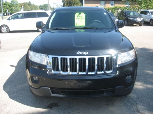 Used 2011 Jeep Grand Cherokee Laredo image 2