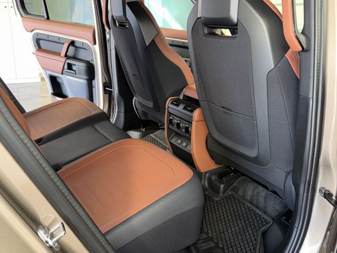 Used 2025 Land Rover Defender 110 OCTA image 28