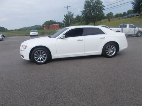 Used 2011 Chrysler 300 Limited RWD image 1