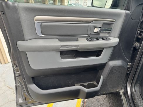 Used 2017 RAM 1500 4x4 Crew Cab Big Horn image 9