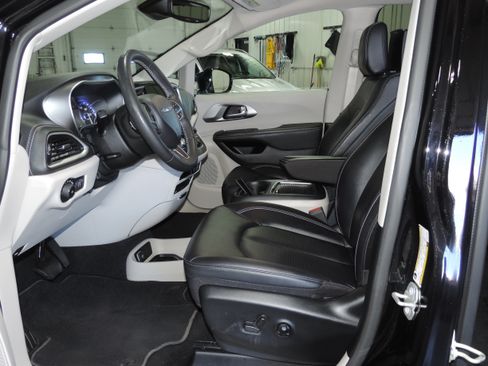 Used 2024 Chrysler Pacifica Touring-L AWD image 35