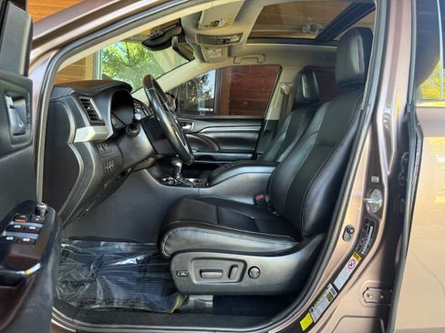 Used 2018 Toyota Highlander Limited Platinum image 9
