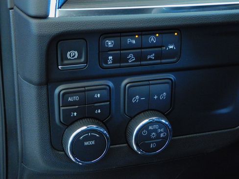 Used 2025 Chevrolet Suburban Z71 image 18