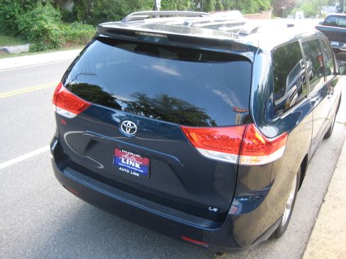 Used 2011 Toyota Sienna LE FWD image 6