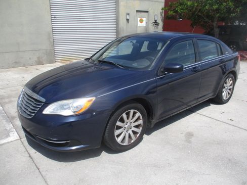 Used 2014 Chrysler 200 Touring Sedan FWD image 2