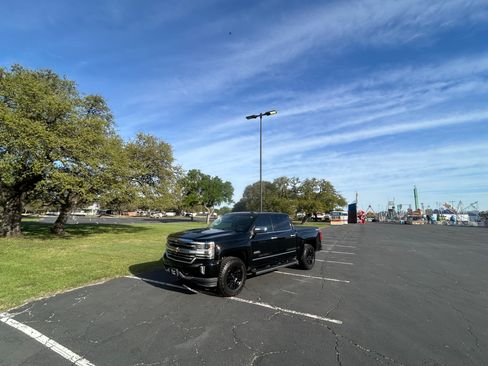 Used 2016 Chevrolet Silverado 1500 High Country image 3