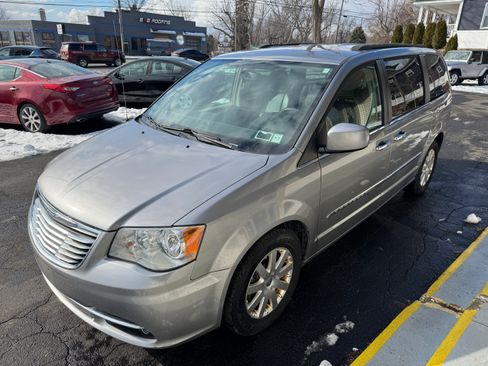 Used 2016 Chrysler Town & Country Touring image 3