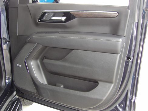 Used 2025 Chevrolet Suburban 2WD Premier image 28