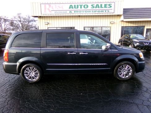 Used 2014 Chrysler Town & Country Touring-L image 6