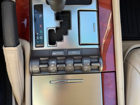 Used 2010 Lexus LX 570 image 40