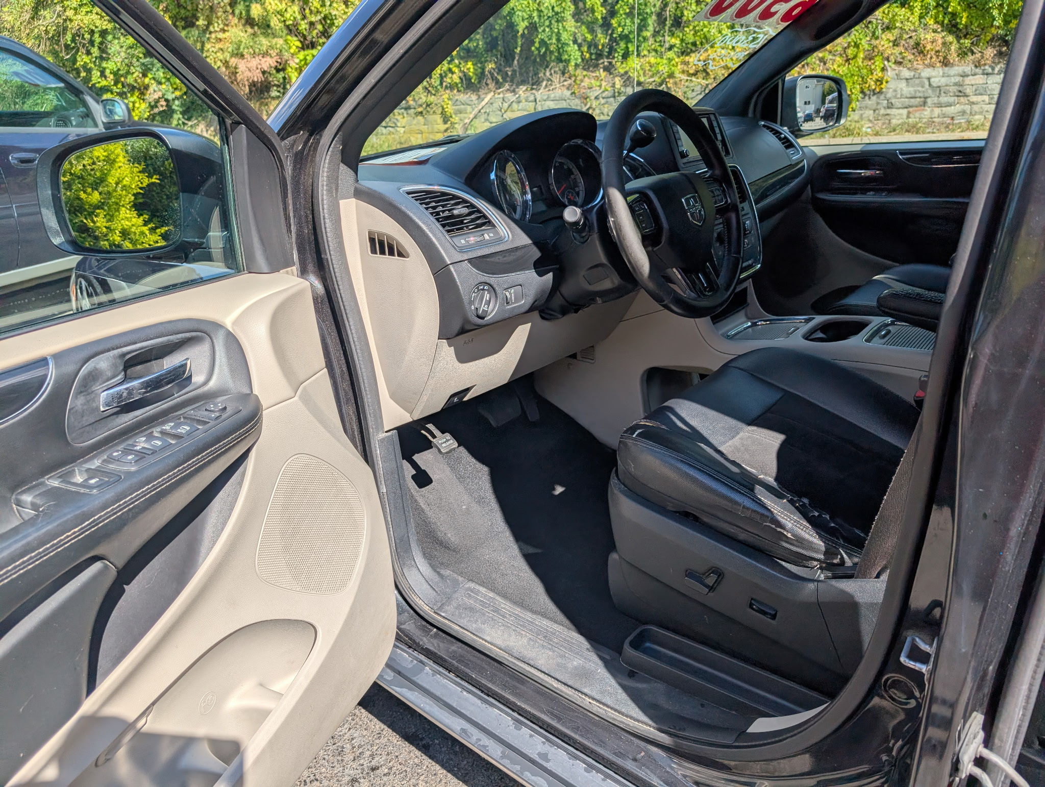 Used 2017 Dodge Grand Caravan SXT FWD image 14