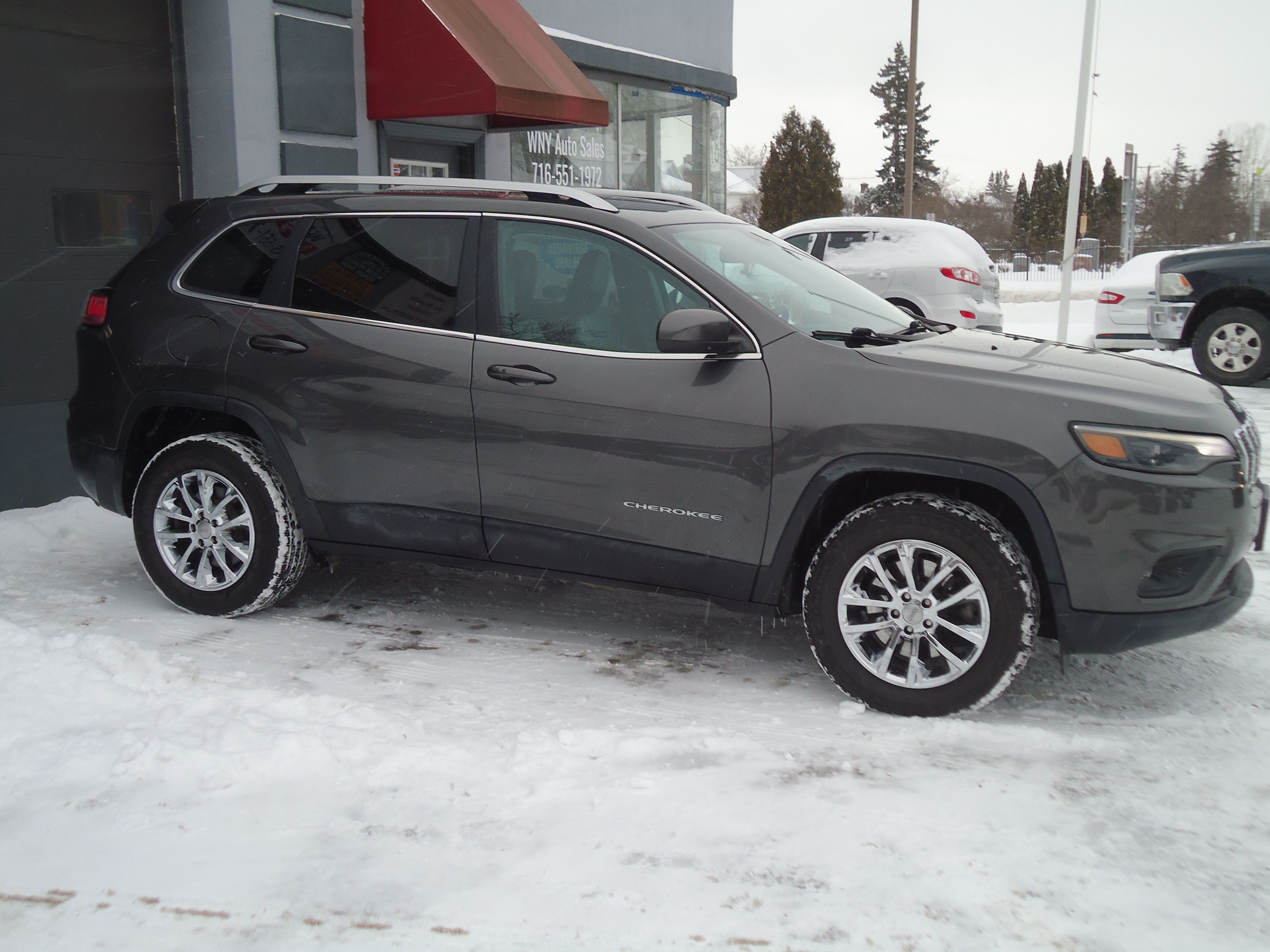 Used 2019 Jeep Cherokee Latitude Plus AWD/4WD image 4
