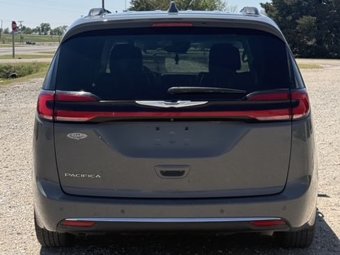 Used 2022 Chrysler Pacifica Touring-L FWD image 4