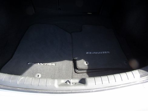 Used 2019 Hyundai Elantra SE image 16