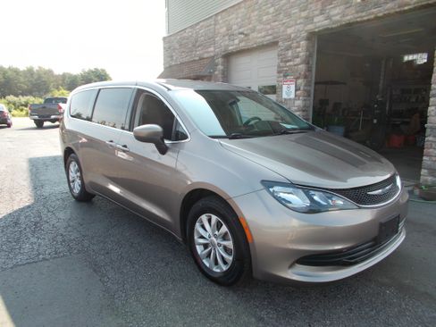 Used 2017 Chrysler Pacifica Touring FWD image 3