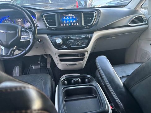 Used 2020 Chrysler Pacifica Touring-L image 2