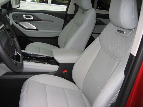 Used 2025 Ford Explorer Platinum image 5