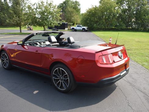 Used 2010 Ford Mustang Convertible RWD image 17