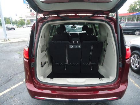 Used 2019 Chrysler Pacifica Touring Plus FWD image 3