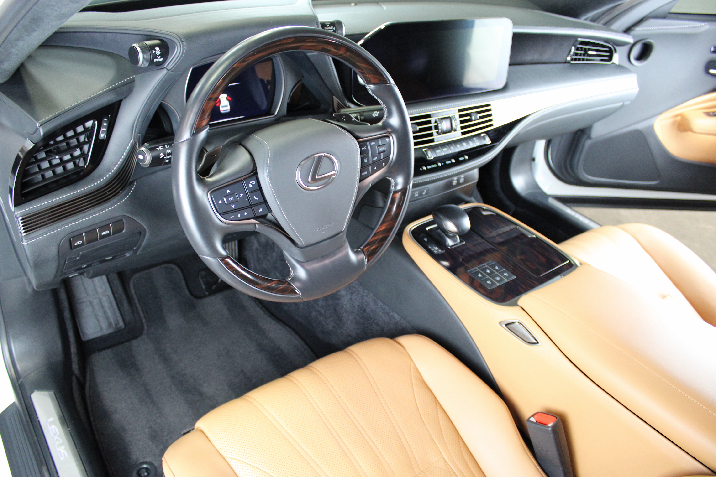 Used 2023 Lexus LS 500 w/ Luxury Package RWD image 7