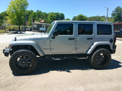 Used 2015 Jeep Wrangler 4WD Unlimited Sahara image 2