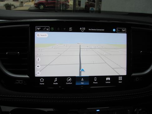 Used 2025 Chrysler Pacifica Limited image 12