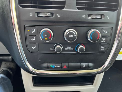 Used 2015 Dodge Grand Caravan FWD image 13