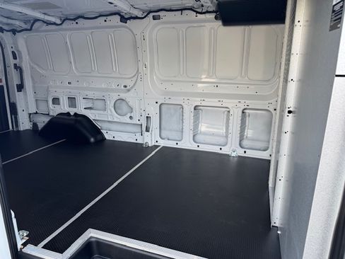 Used 2023 Ford E-Transit image 4