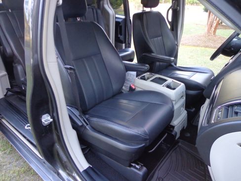 Used 2016 Chrysler Town & Country Touring image 13