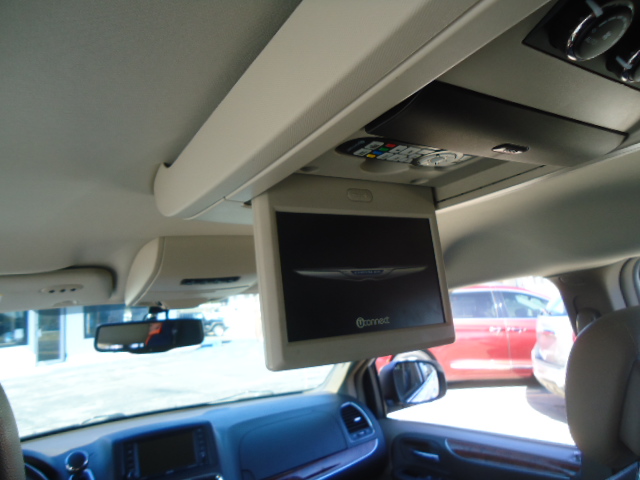 Used 2015 Chrysler Town & Country Touring-L FWD image 15