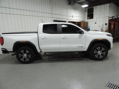 Used 2024 GMC Canyon AT4 image 12