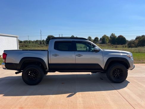 Used 2016 Toyota Tacoma TRD Off-Road image 5