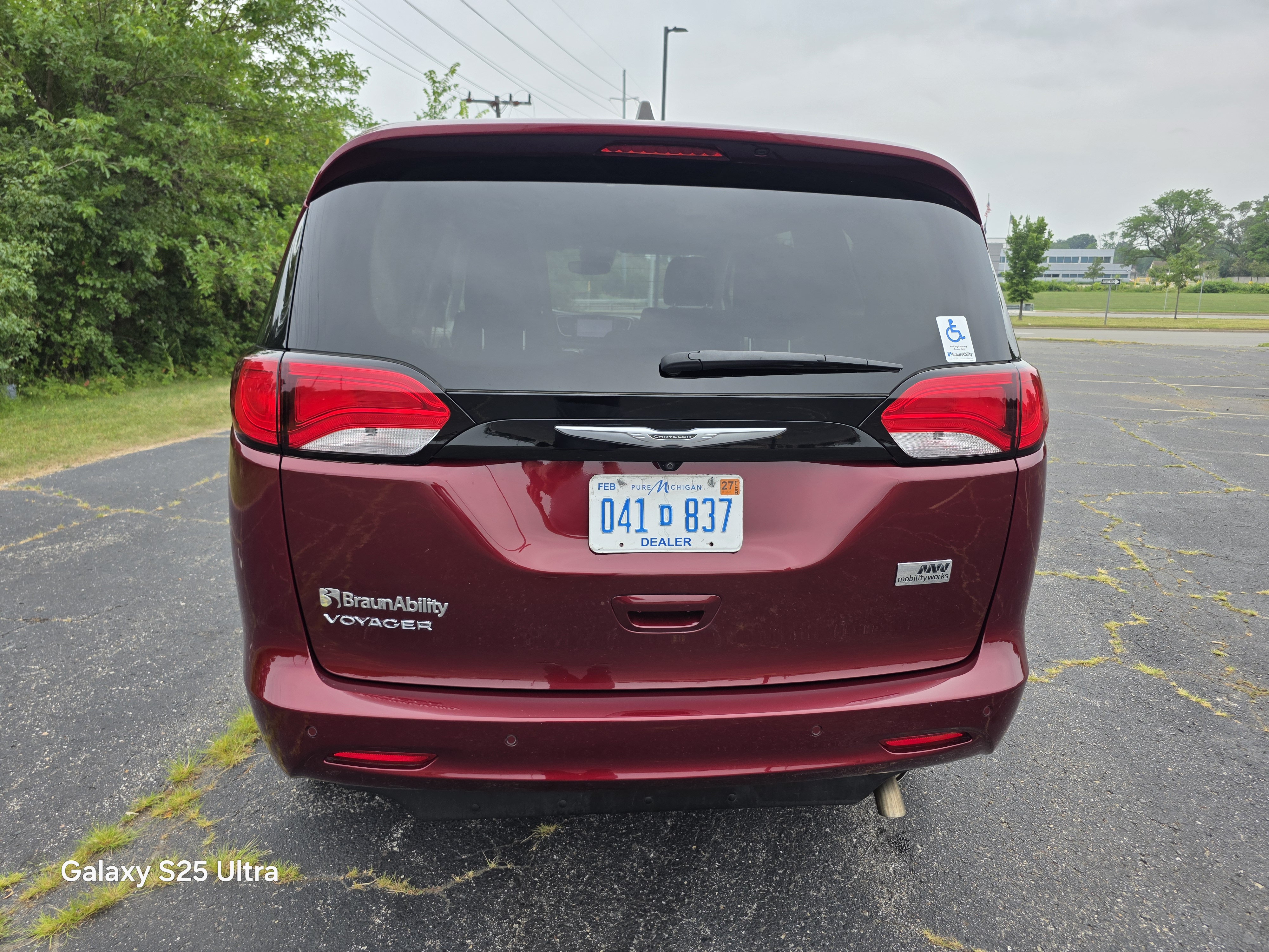 Used 2023 Chrysler Voyager LXi FWD image 6