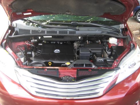 Used 2011 Toyota Sienna XLE Limited image 26