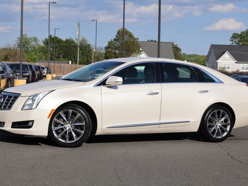 Used 2013 Cadillac XTS image 2