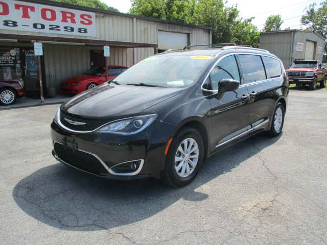 Used 2018 Chrysler Pacifica Touring-L FWD image 2