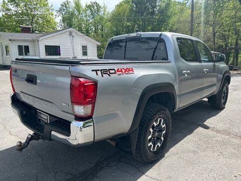 Used 2017 Toyota Tacoma TRD Off-Road image 5