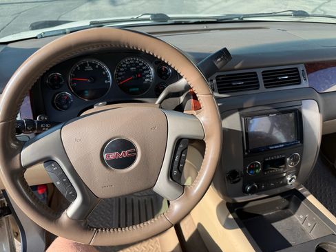 Used 2011 GMC Yukon XL SLT image 16