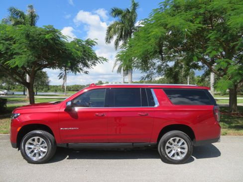 Used 2023 Chevrolet Suburban Premier image 13