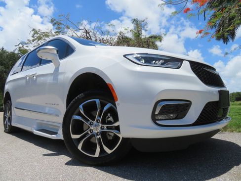 Used 2022 Chrysler Pacifica Pinnacle FWD image 4